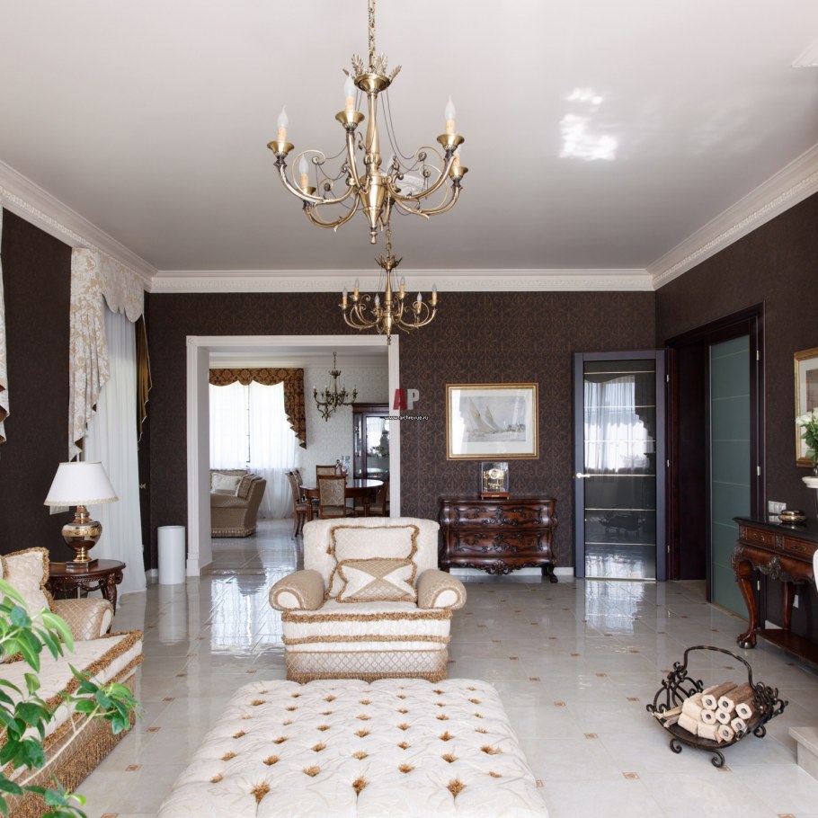 Кухня в светлых тонах вчасном доме