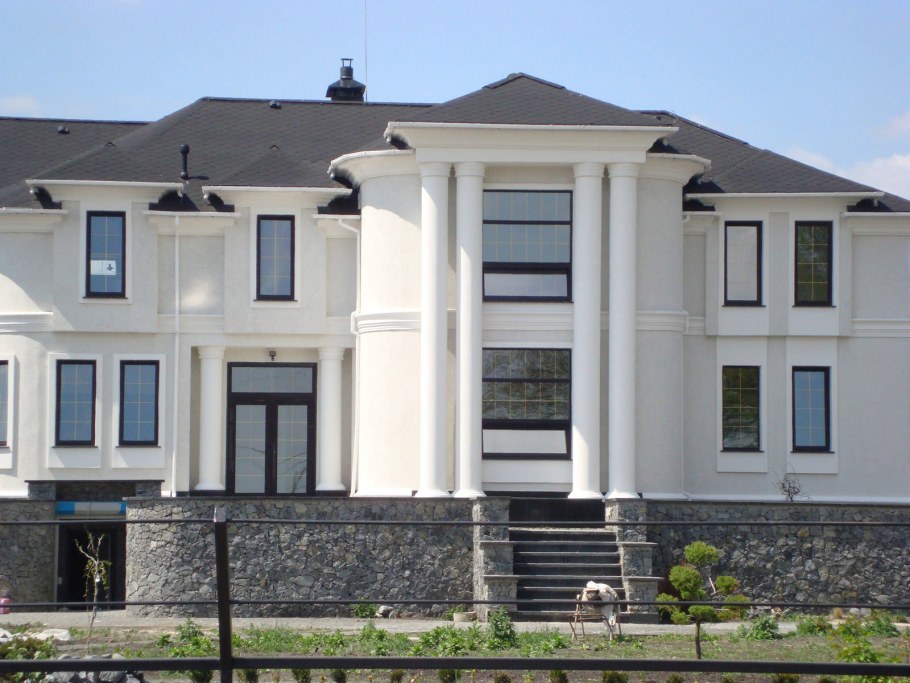 Белый штукатурный фасад