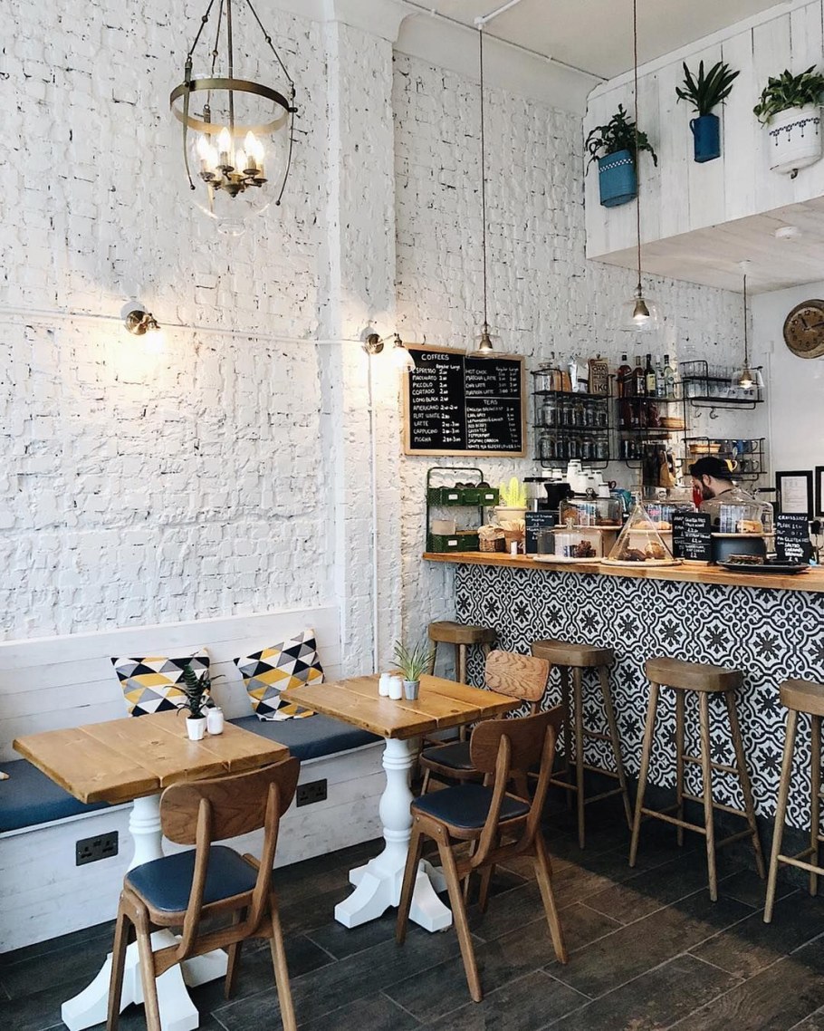 Интерьер маленькой кофейни