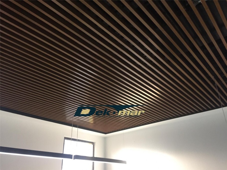 Реечный потолок в прихожей и коридоре