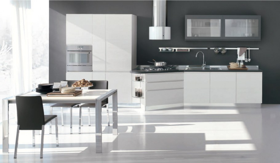 Белая кухня на темном фоне