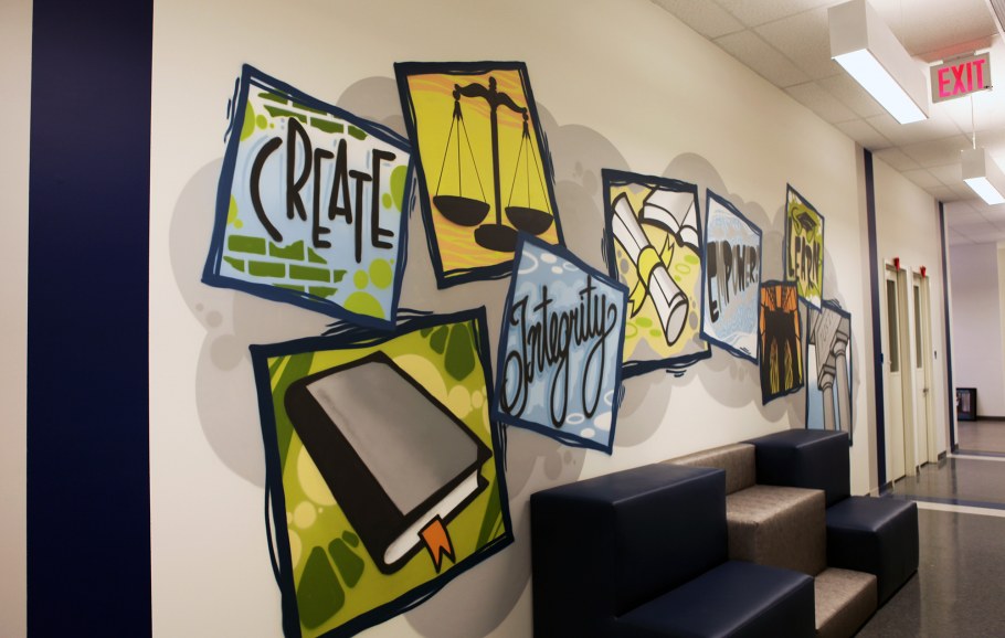 Роспись стен в учебном заведении