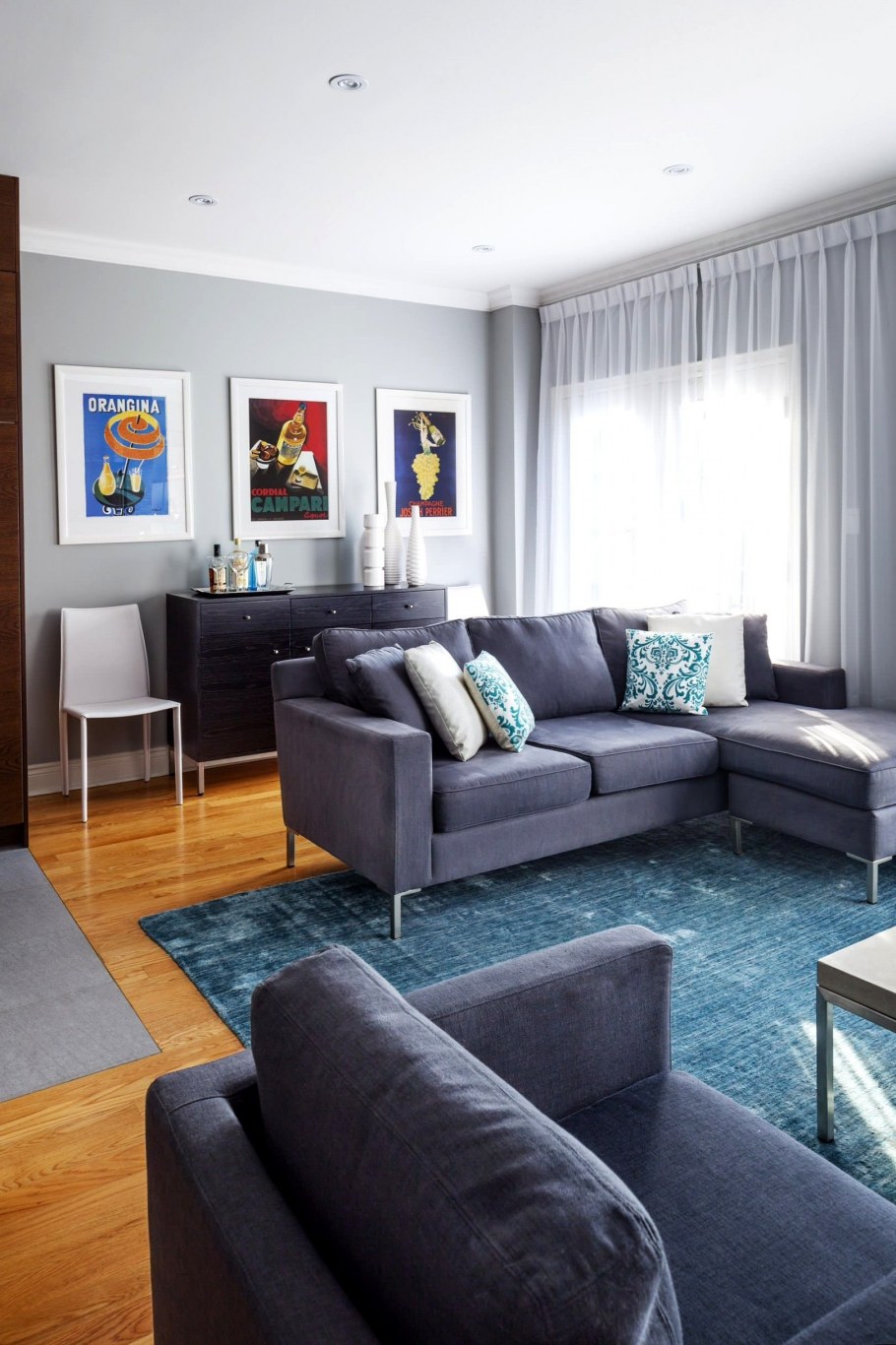 Гостиная с серым диваном
