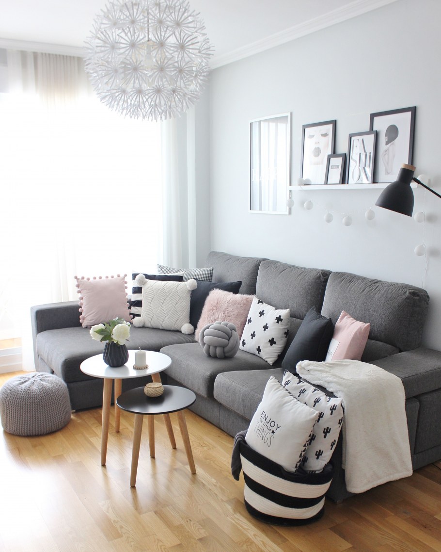 Гостиная с серым диваном