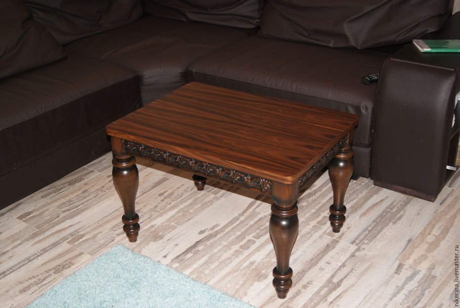 Журнальный столик из дерева