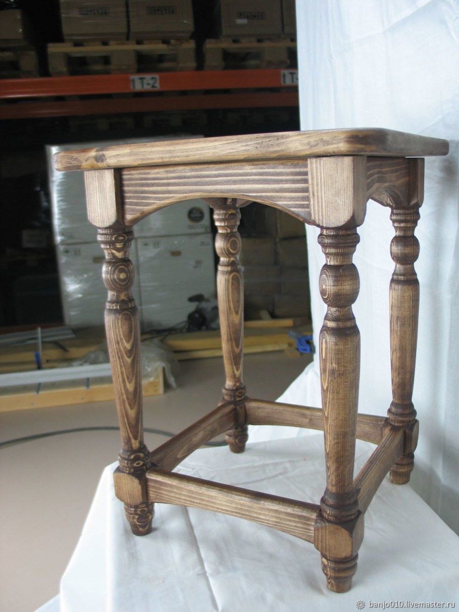 Деревянные точеные табуретки