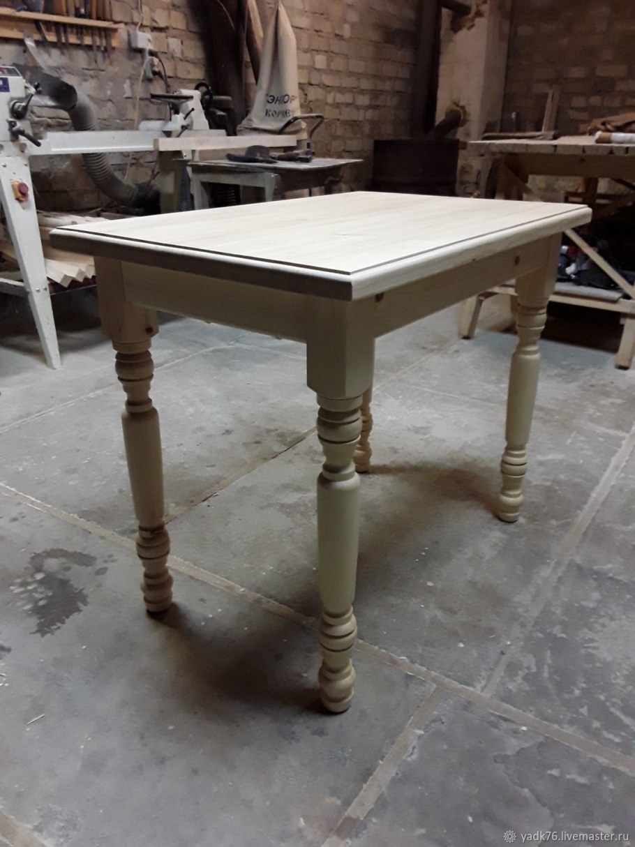 Стол с точеными ножками