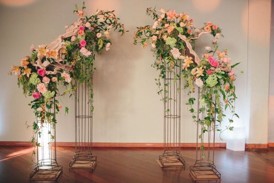 Декорации из искусственных цветов