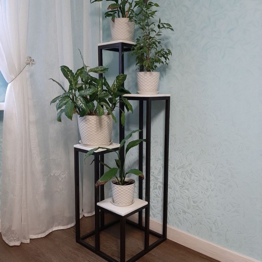 Интерьер на подставке с комнатными цветами