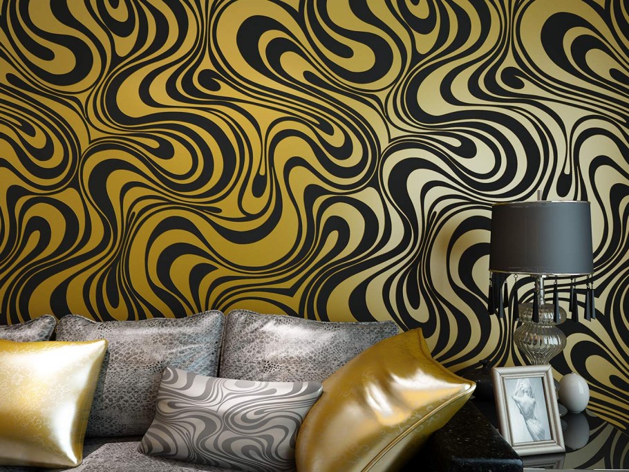 Стена с золотыми полосками