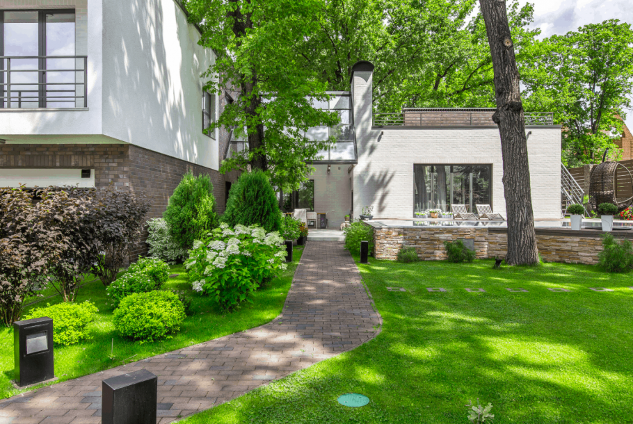 Загородный дом с садом в современном стиле