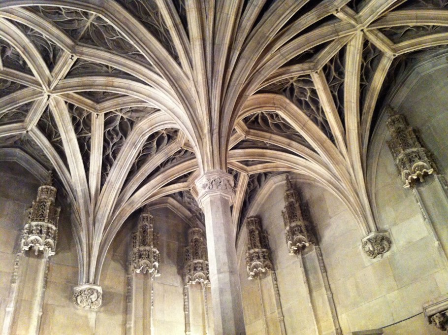 Стрельчатые арки нервюры