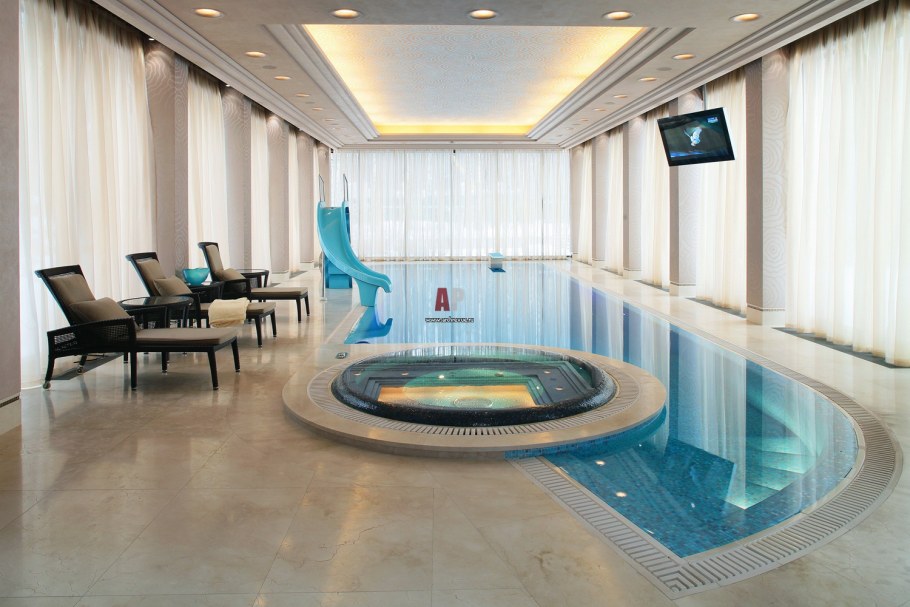 Интерьер бассейна