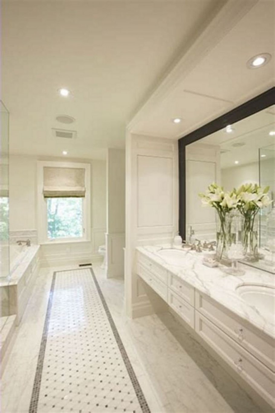 Узкая ванная с окном