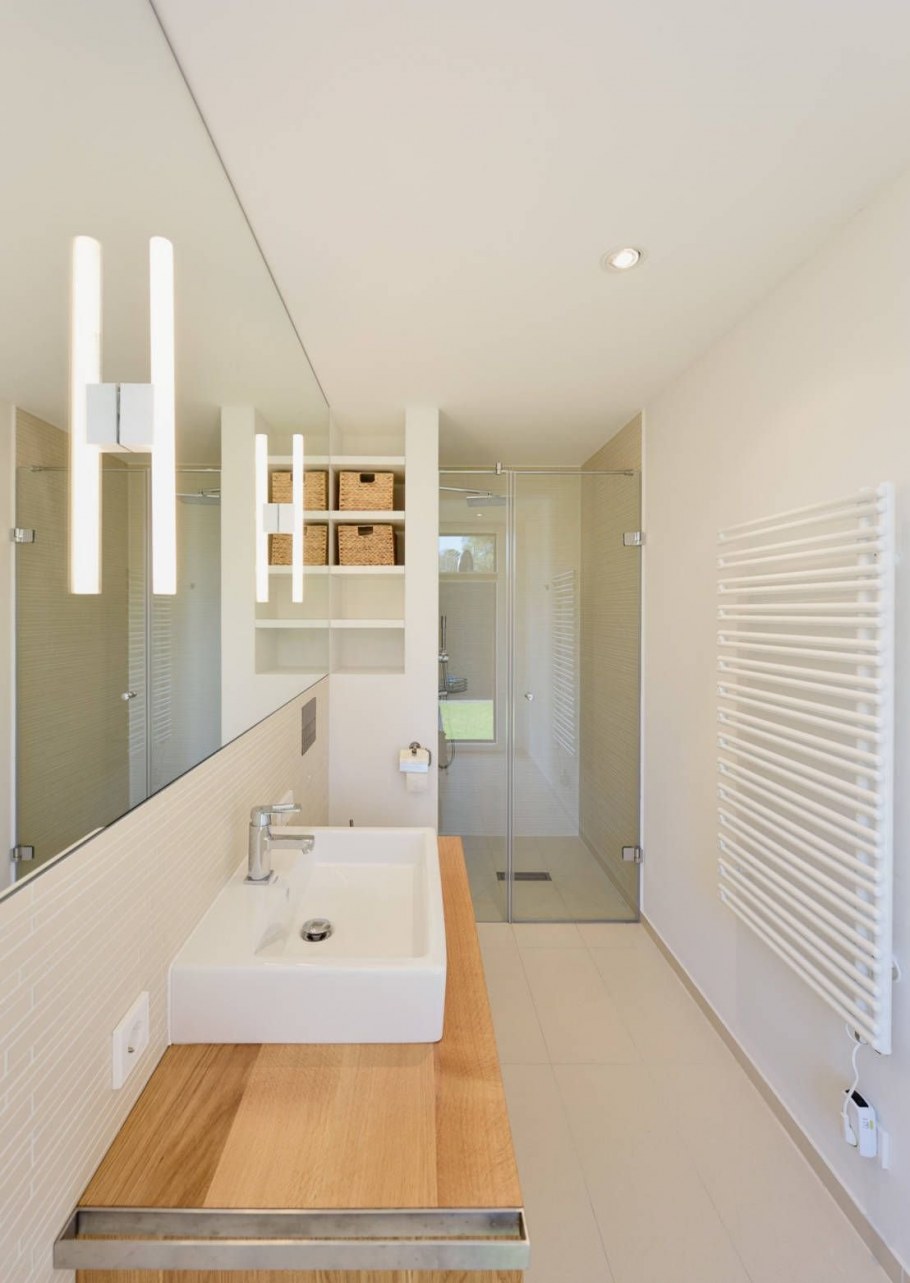 Узкая ванна