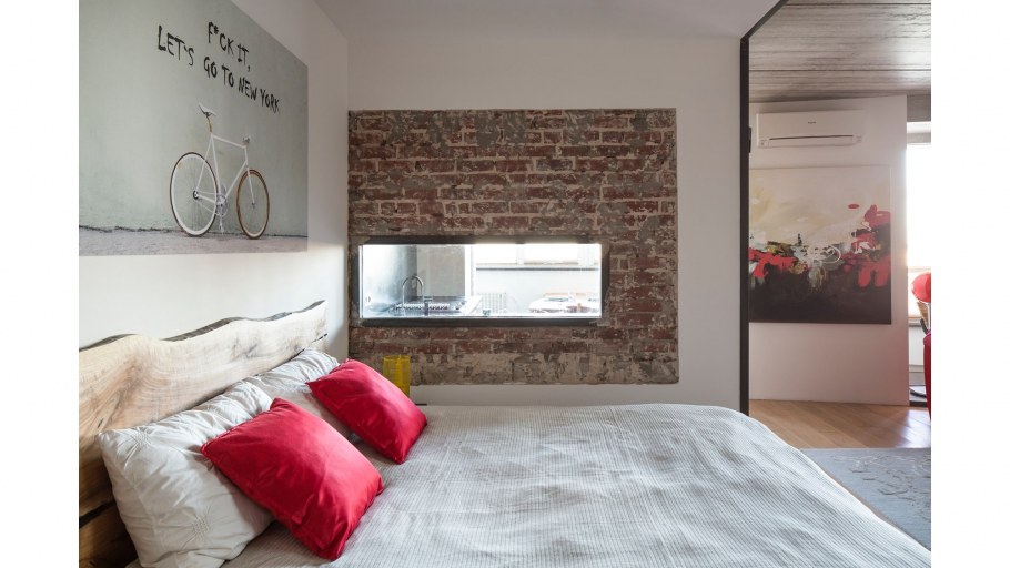 Камин и книжные полки в интерьере