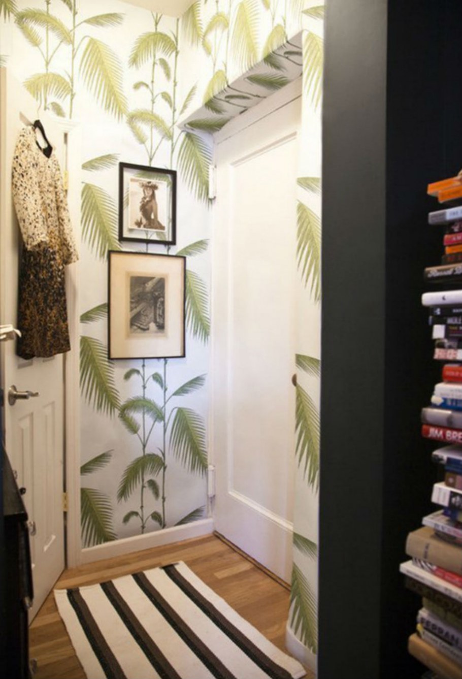 Прихожая в тропическом стиле