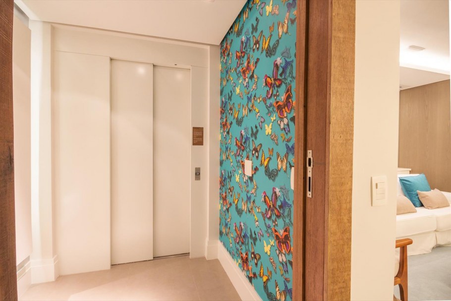 Акцентная стена в коридоре