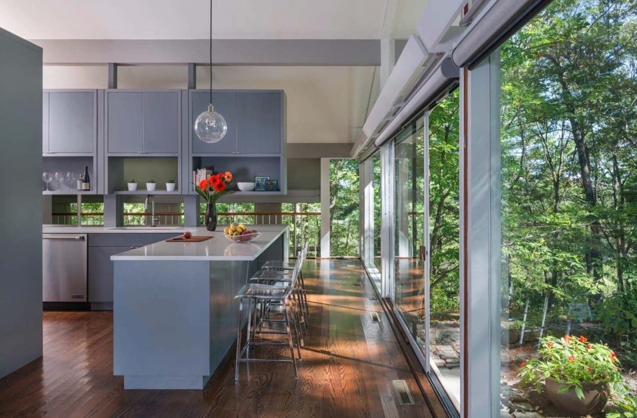 Кухня с большими окнами