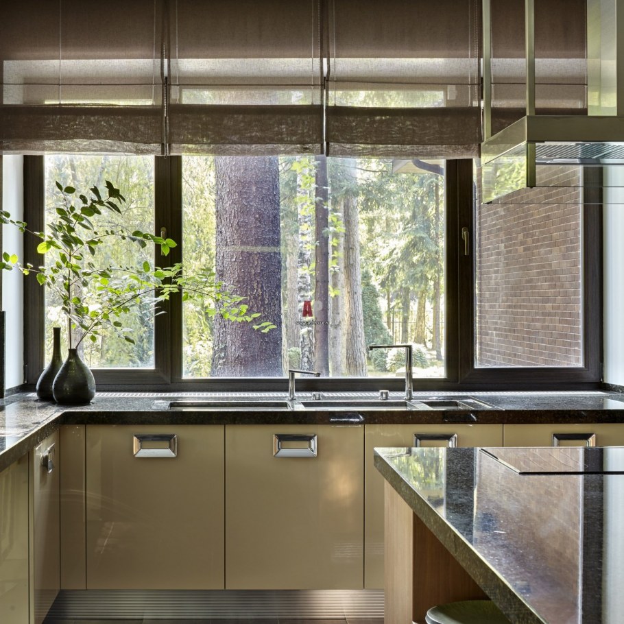 Кухня с панорамным окном в доме