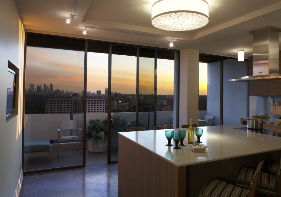 Маленькая кухня с панорамным окном