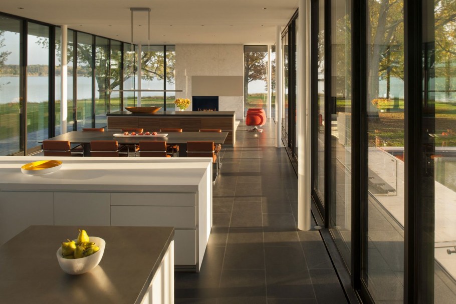 Столовая с панорамными окнами в частном доме