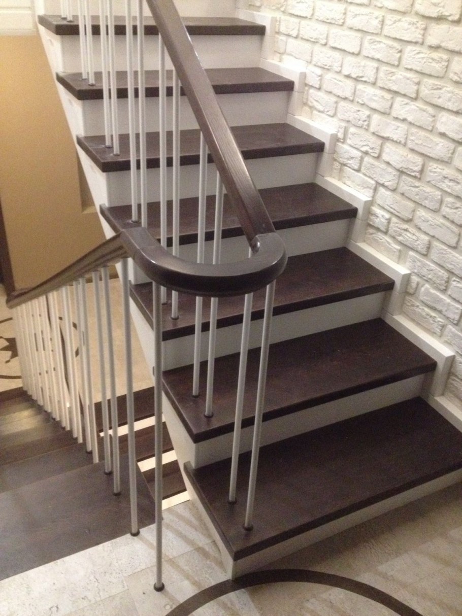 Лестница с темными ступенями