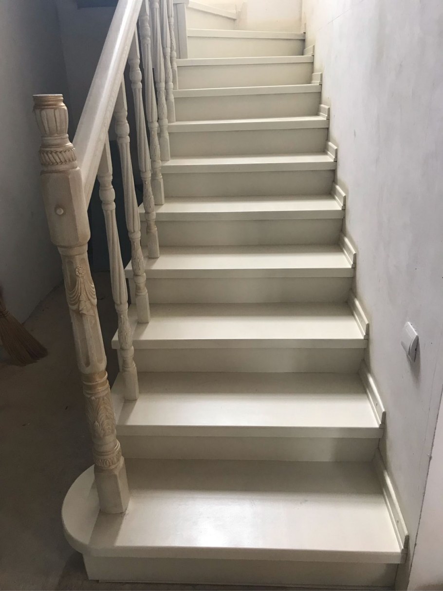 Белая лестница