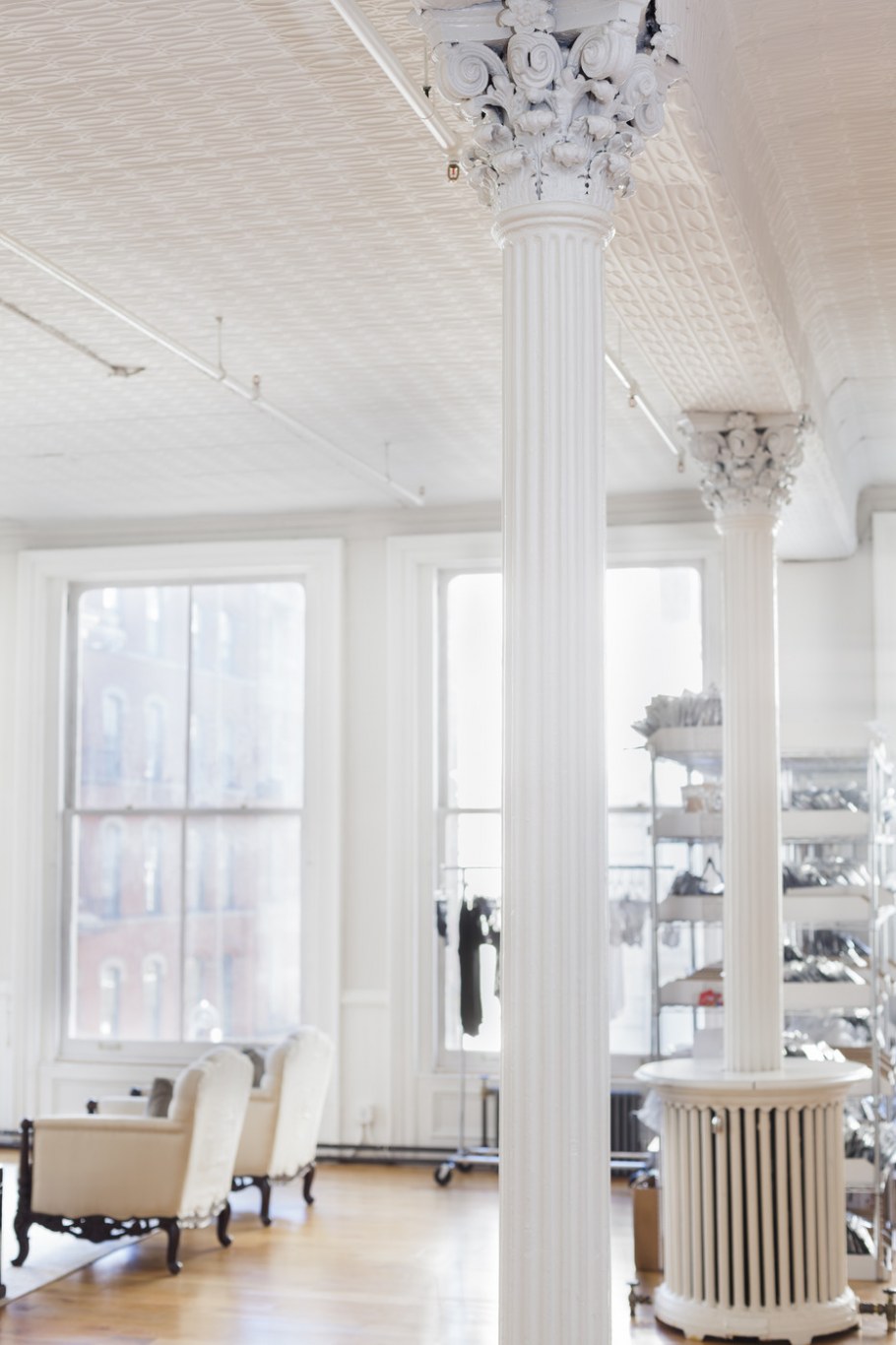 Белые колонны в интерьере