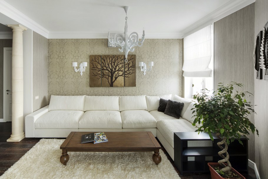 Расположение дивана в гостиной с двумя окнами