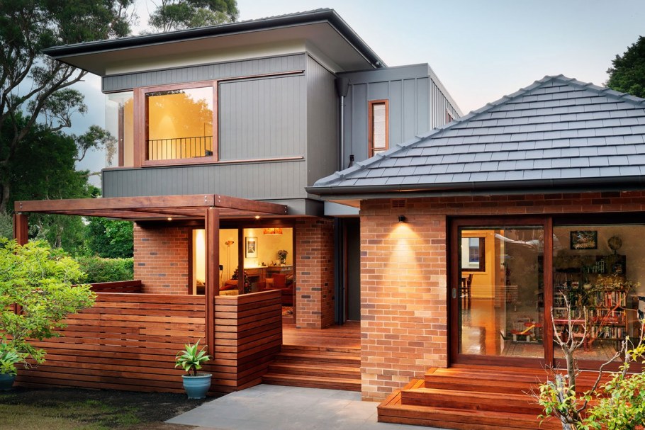 Терраса к кирпичному дому