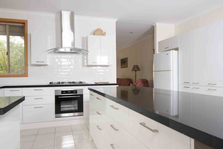 Кухня белый глянец с черной столешницей