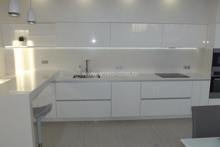 Кухонный гарнитур белый глянец без ручек