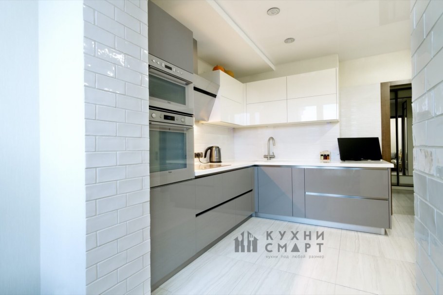 Угловая кухня без ручек
