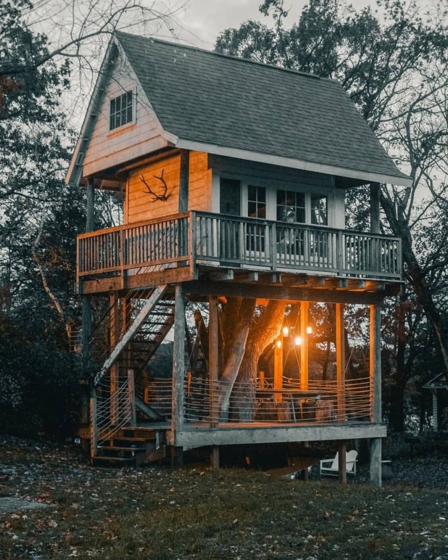 Маленький деревянный домик из бруса