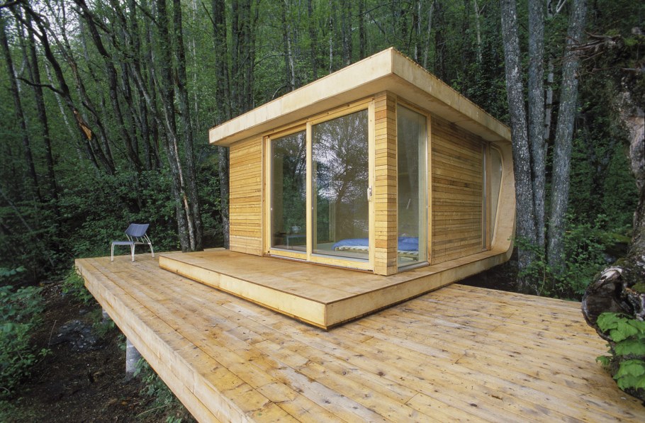 Деревянный домик в лесу