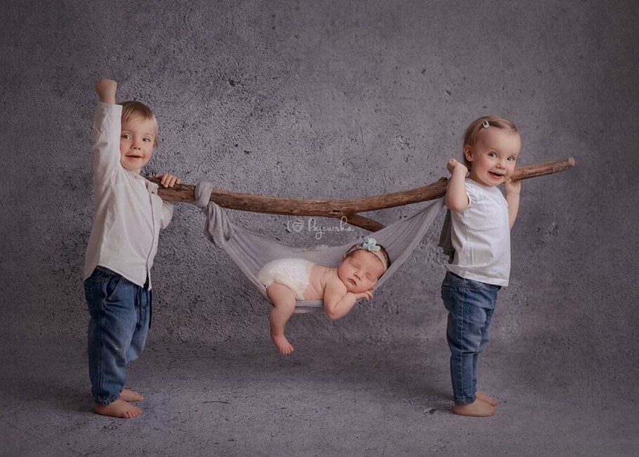 Мама держит младенца на руках