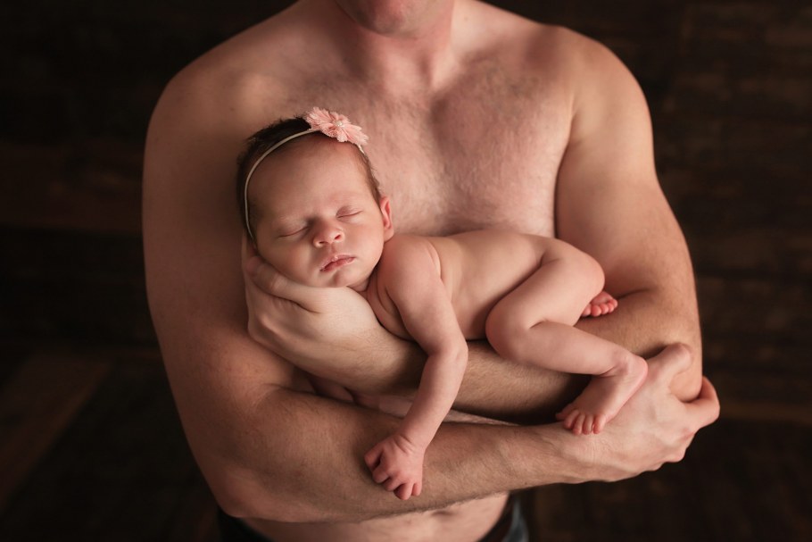 Мать с ребёнком на руках