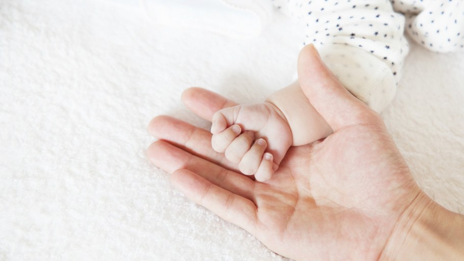 Мама с новорожденным на руках