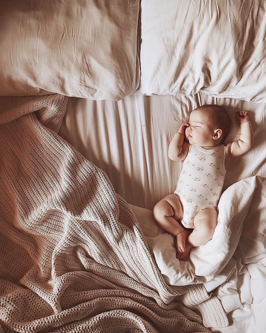 Первые шаги белый фон