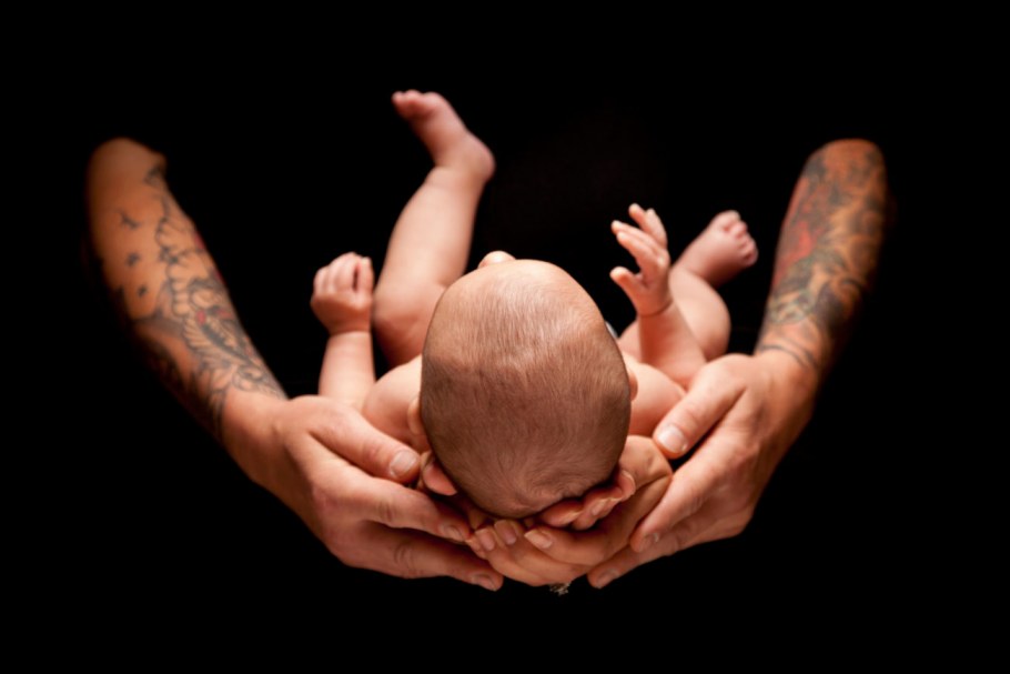 Рука держит браслет