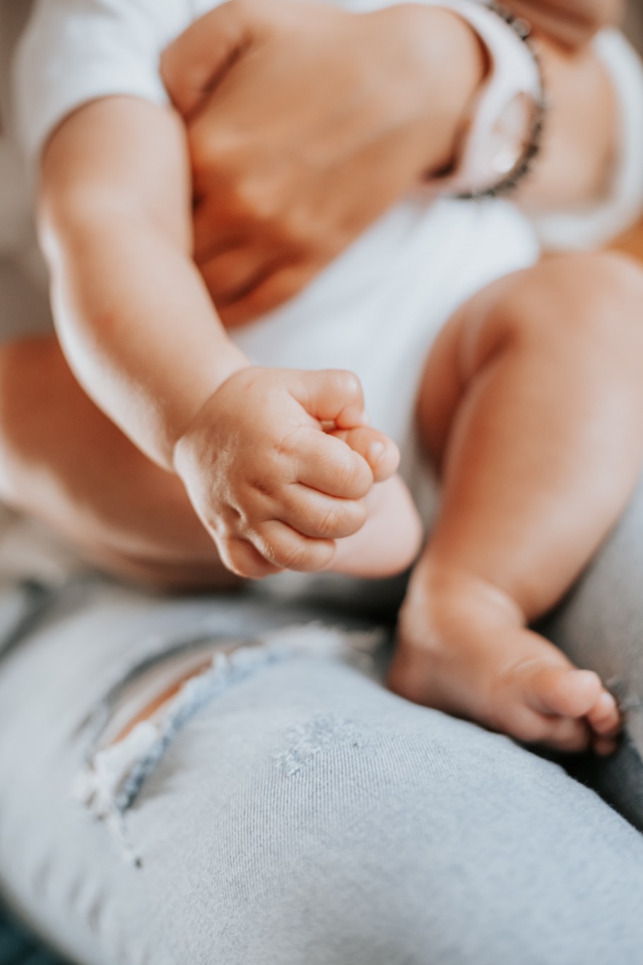 Грудной ребенок в кроватке