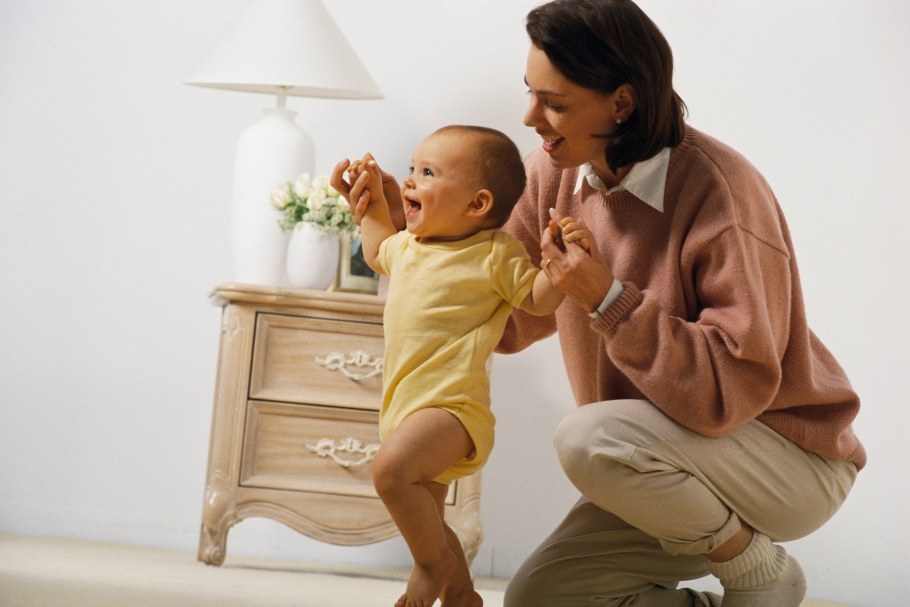 Мама учит ребенка ходить