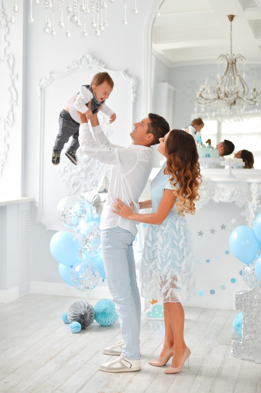 Детки прыгают на крова