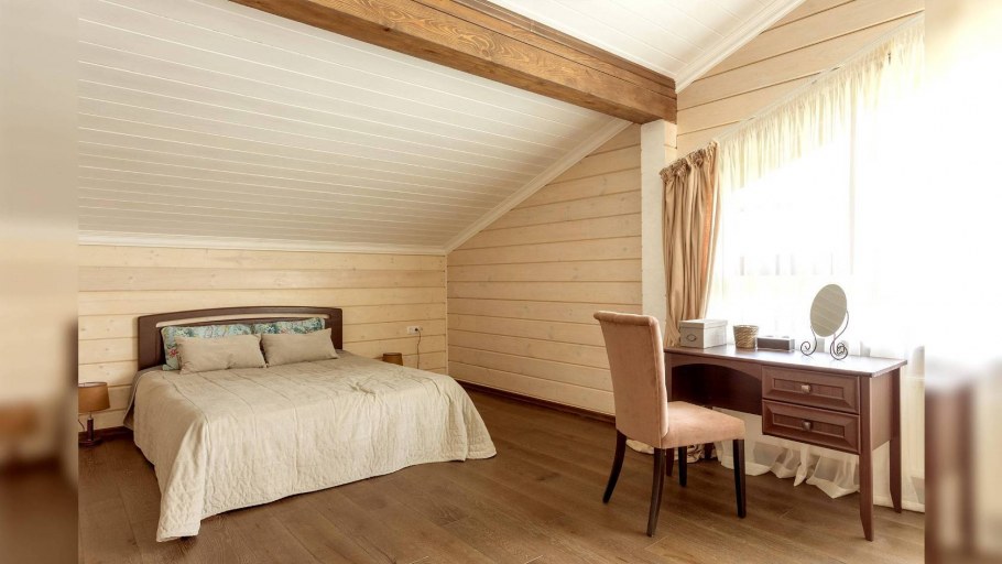 Отделка потолка в деревянном доме