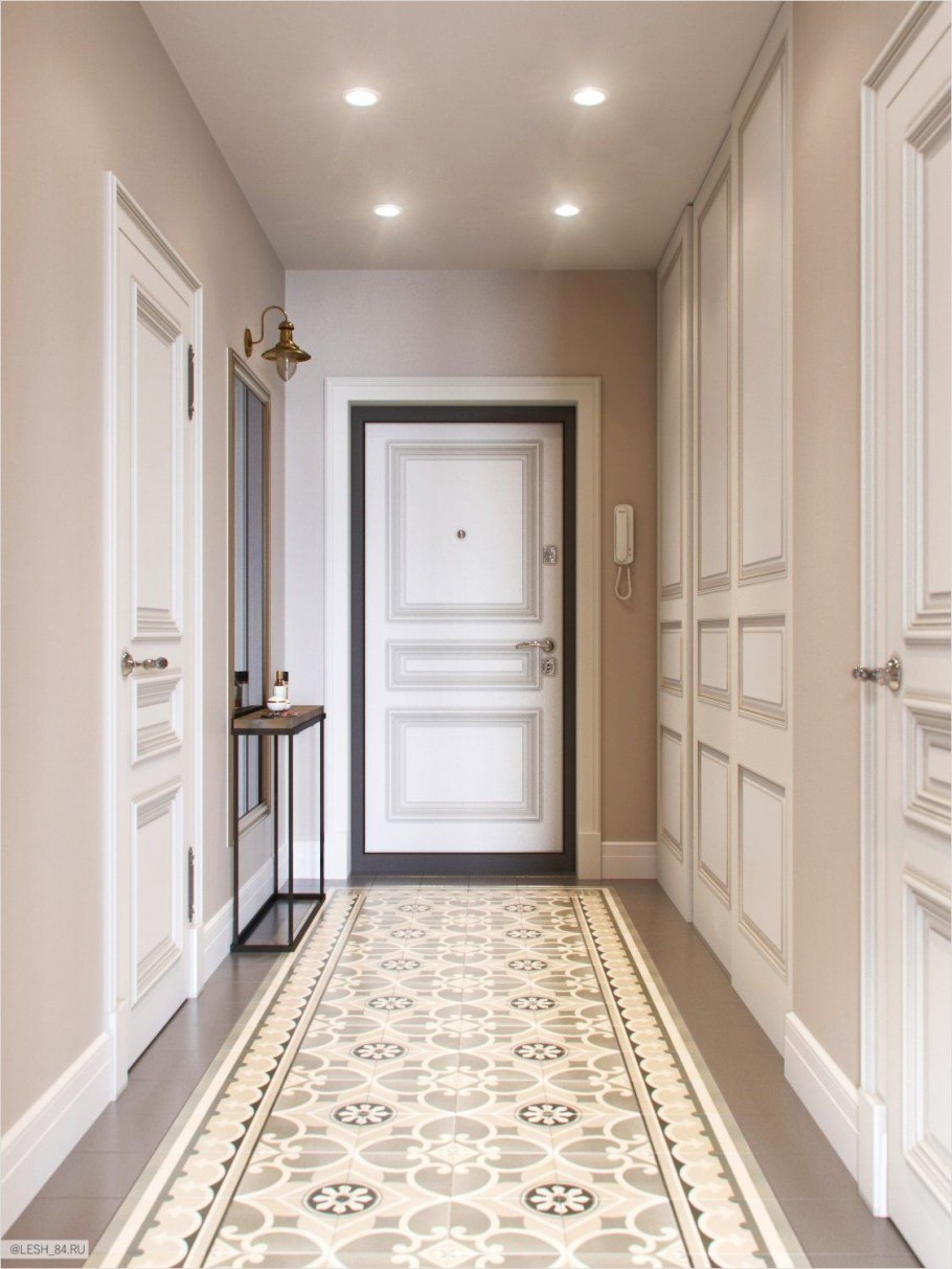 Коридор трехкомнатной квартиры в светлых тонах