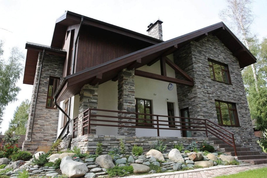 В стиле Шалле дом тёмный верх