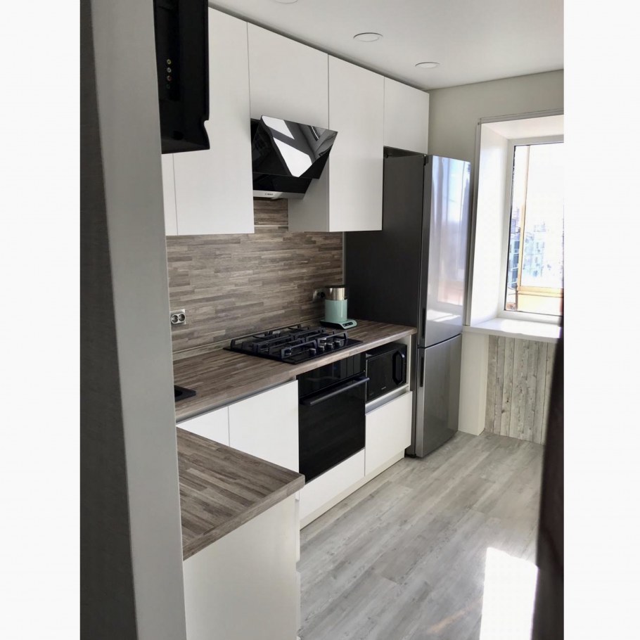 Темная кухня гостиная