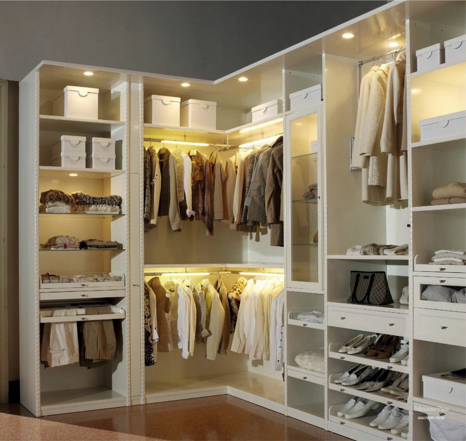 Шкаф в гардеробную комнату