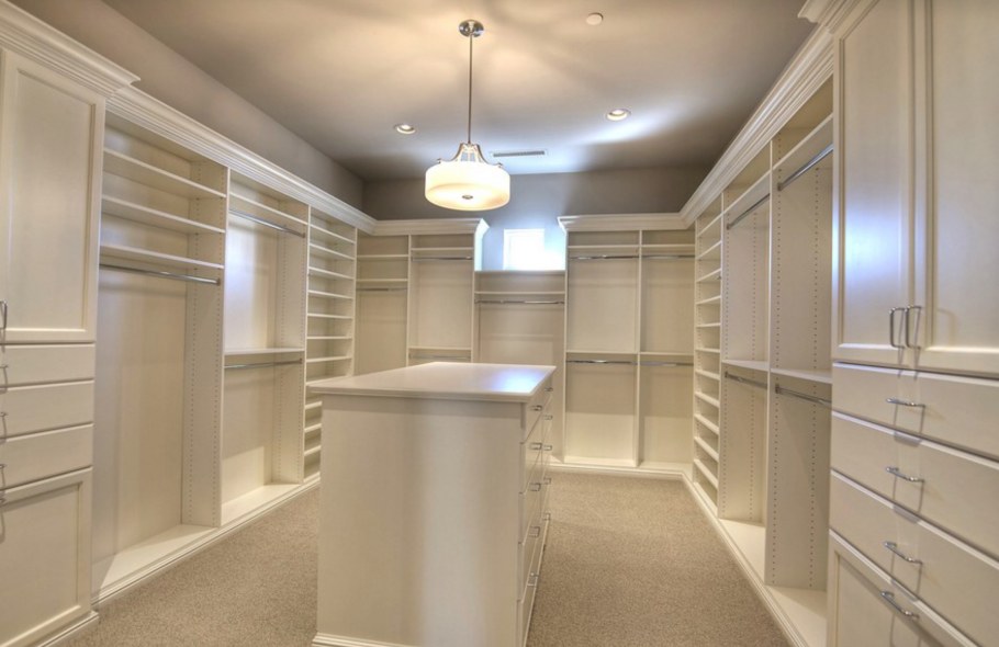 Гардеробная с подсветкой